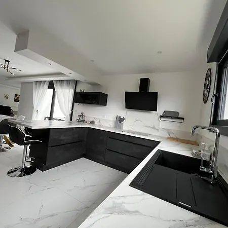 Lom, 800 M De La 度假居 *