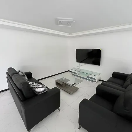 Lom, 800 M De La 阿内勒