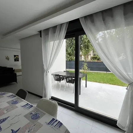 Lom, 800 M De La 阿内勒