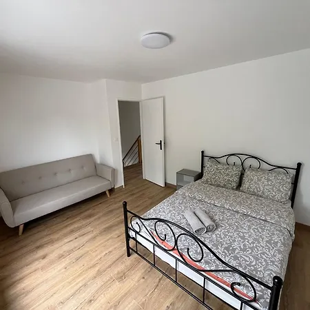 Lom, 800 M De La 度假居