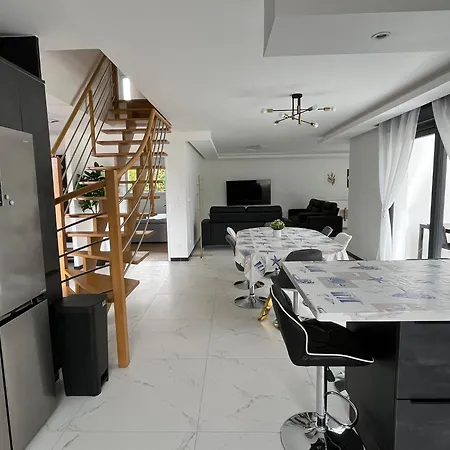 Lom, 800 M De La 度假居 阿内勒