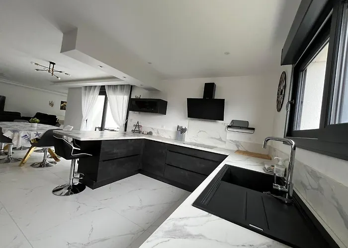 Lom, 800 M De La 度假居 *