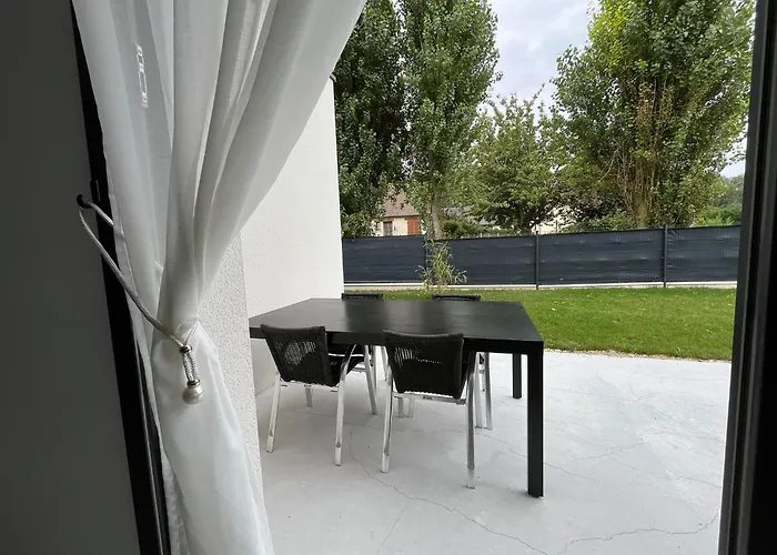 Lom, 800 M De La 度假居 *