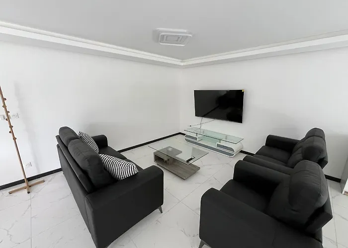 Lom, 800 M De La 阿内勒